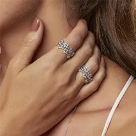 ANEL COM DUAS VOLTAS DE FLORES E CRISTAL AZUL