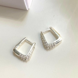 ARGOLA TRIANGULAR FRENTE ZIRCONIA