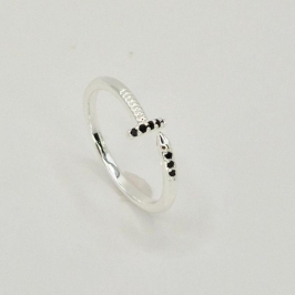 ANEL COM PEDRAS PRETAS