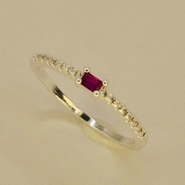 ANEL CRAVEJADO COM PEDRA VERMELHA