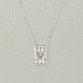 COLAR PLAQUINHA CRAVEJADA CORACAO