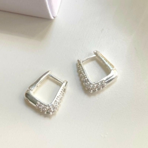 ARGOLA TRIANGULAR FRENTE ZIRCONIA