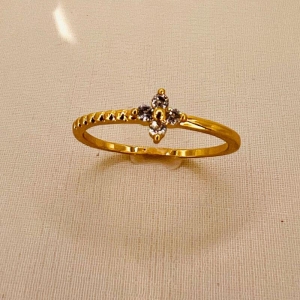 ANEL FLOR PEQUENA ZIRCONIA