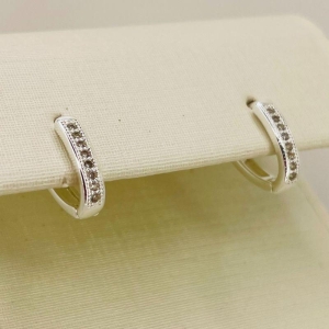 ARGOLA OVAL LATERAL ZIRCONIA