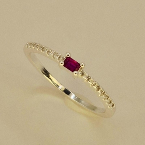 ANEL CRAVEJADO COM PEDRA VERMELHA