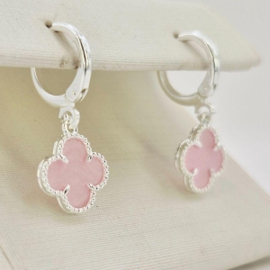 BRINCO PENDULO TREVO ROSA