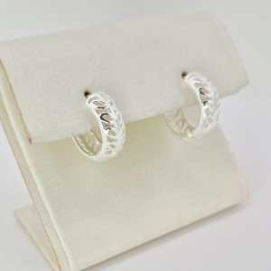 BRINCO FOLHAS VAZADAS