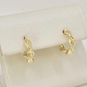 ARGOLA TORCIDA COM FLORES VAZADAS