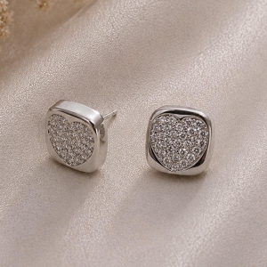BRINCO QUADRADO COM CORACAO DE ZIRCONIAS