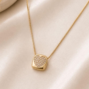COLAR QUDRADO COM CORACAO DE ZIRCONIAS