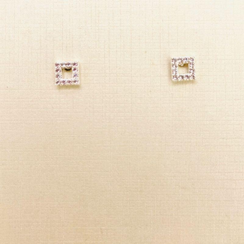 BRINCO MINI QUADRADO ZIRCONIA VAZADO