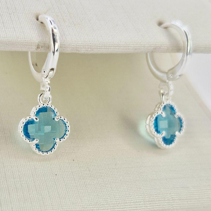 BRINCO PENDULO TREVO AZUL