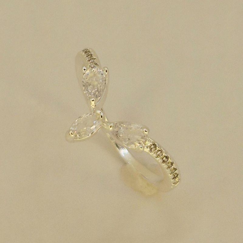 ANEL TRIANGULO DE GOTAS