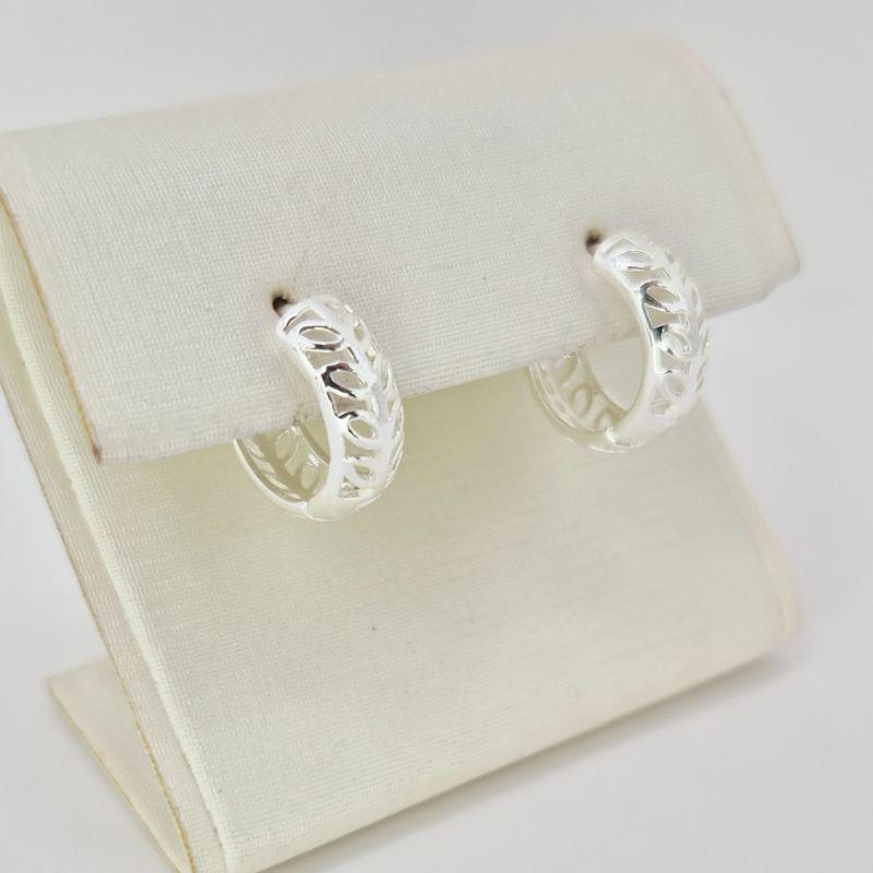 BRINCO FOLHAS VAZADAS