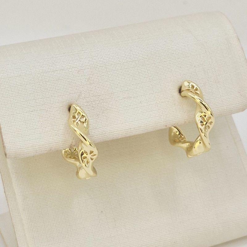 ARGOLA TORCIDA COM FLORES VAZADAS