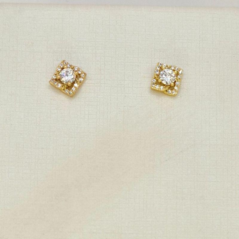 BRINCO QUADRDO CRAVEJADO COM PONTO DE LUZ