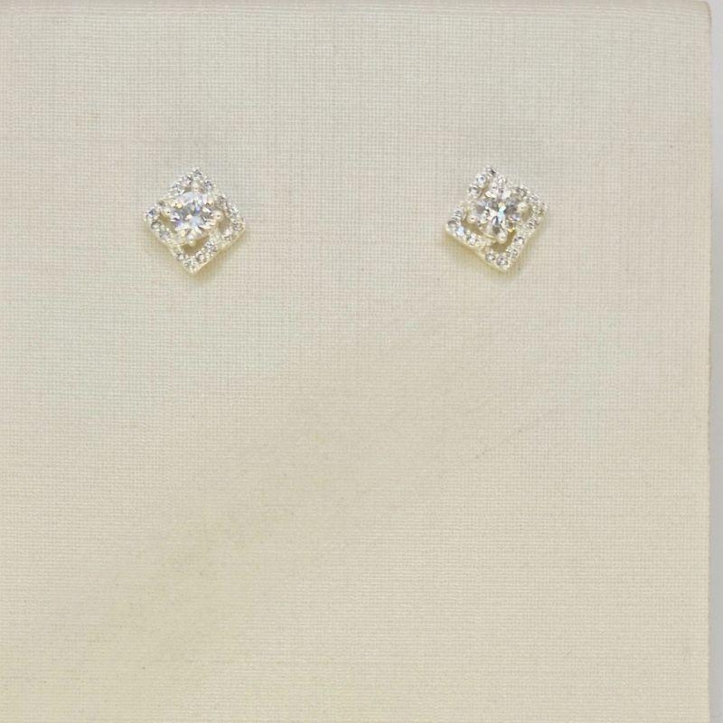 BRINCO QUADRDO CRAVEJADO COM PONTO DE LUZ