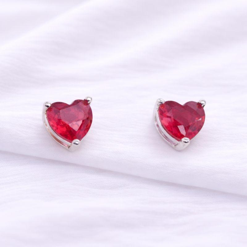 BRINCO CORACAO PEDRA VERMELHA