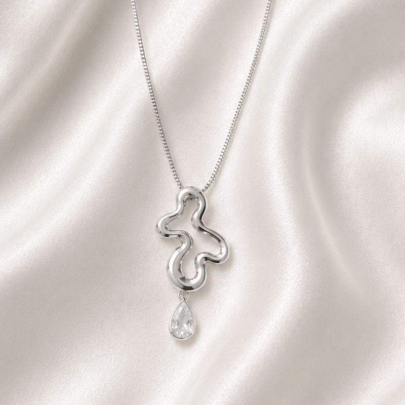 COLAR PINGENTE CURVAS COM GOTA