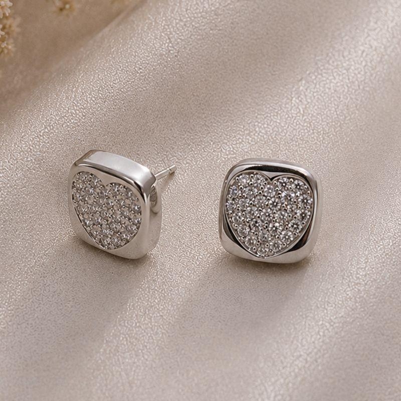 BRINCO QUADRADO COM CORACAO DE ZIRCONIAS