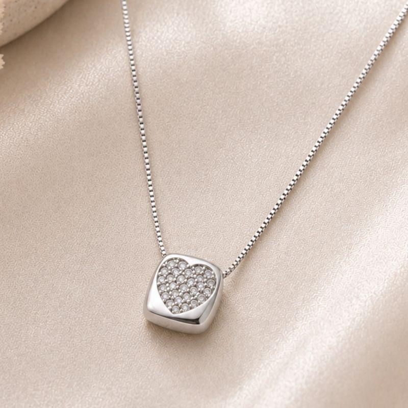 COLAR QUDRADO COM CORACAO DE ZIRCONIAS
