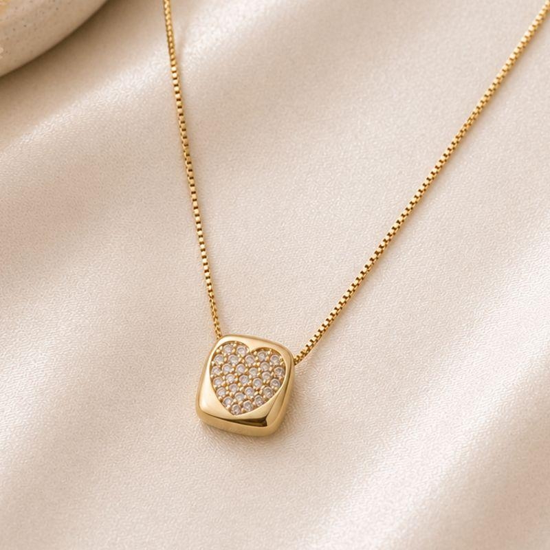 COLAR QUDRADO COM CORACAO DE ZIRCONIAS