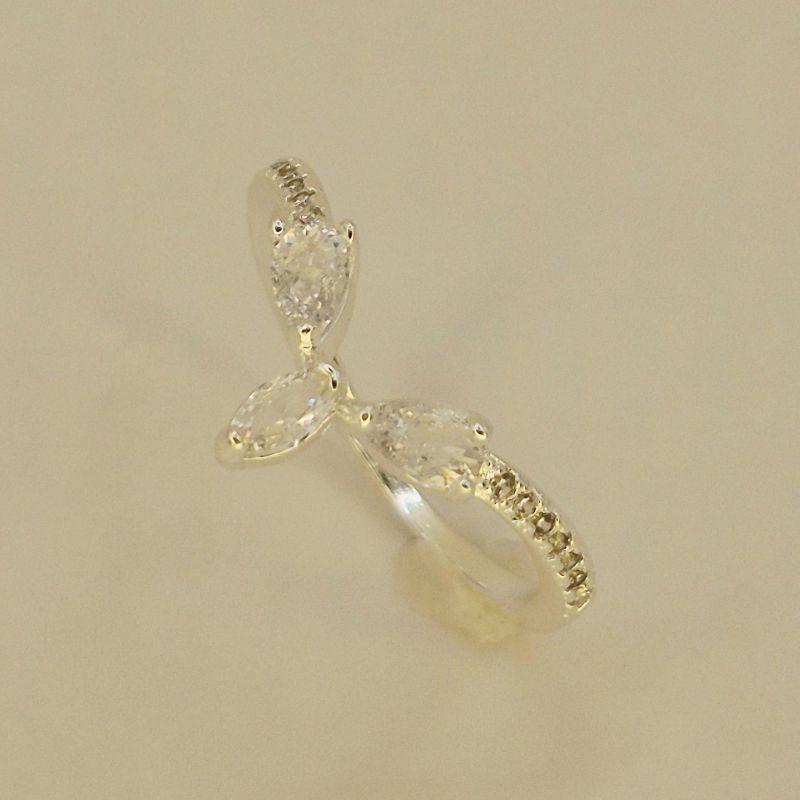 ANEL TRIANGULO DE GOTAS