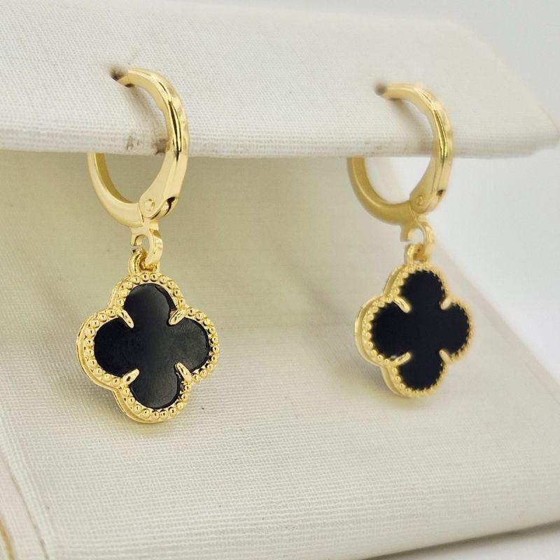 BRINCO PENDULO TREVO PRETO