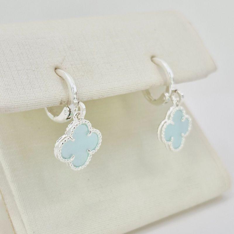 BRINCO TREVO AZUL CLARO