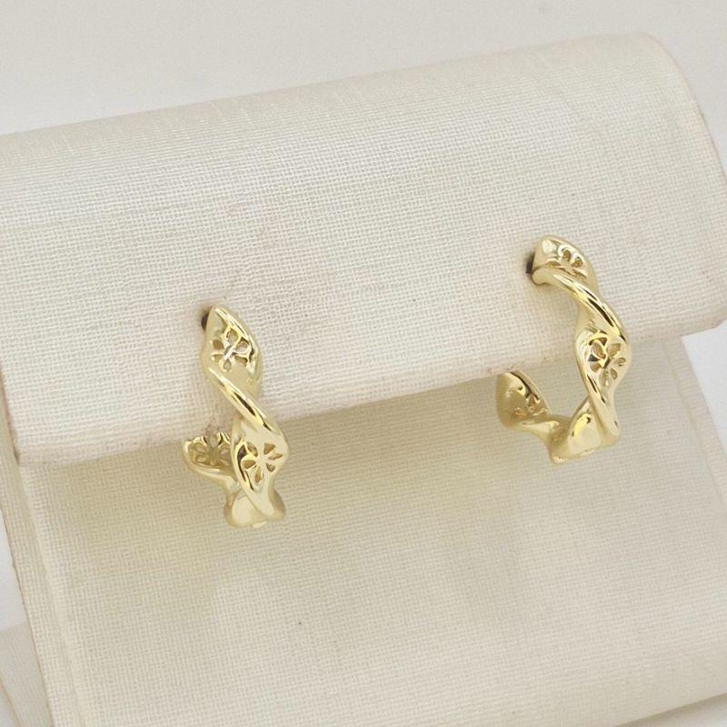 ARGOLA TORCIDA COM FLORES VAZADAS