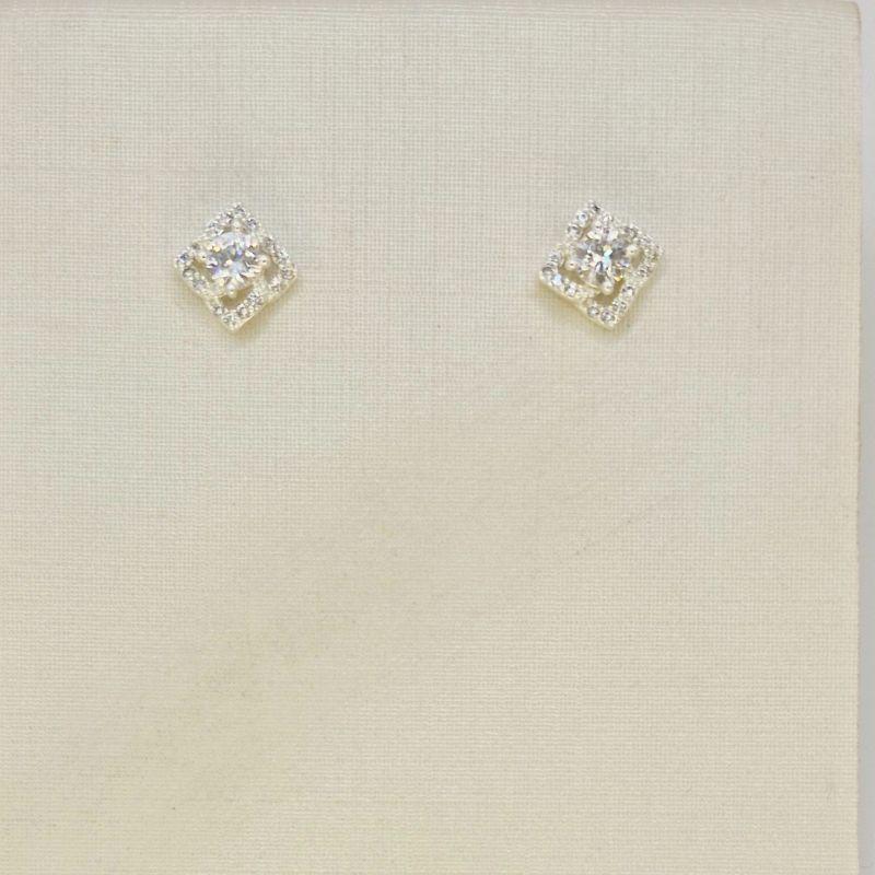 BRINCO QUADRDO CRAVEJADO COM PONTO DE LUZ