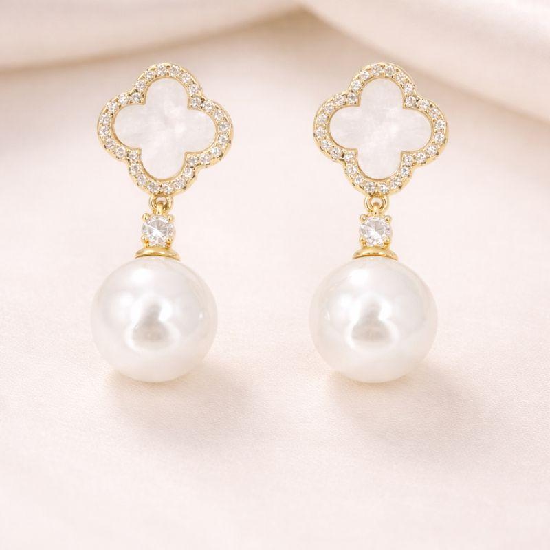 BRINCO TREVO BRANCO COM PEROLA