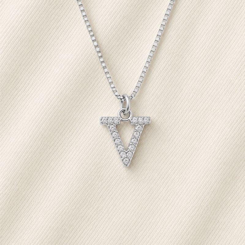 COLAR LETRA ZIRCONIA V