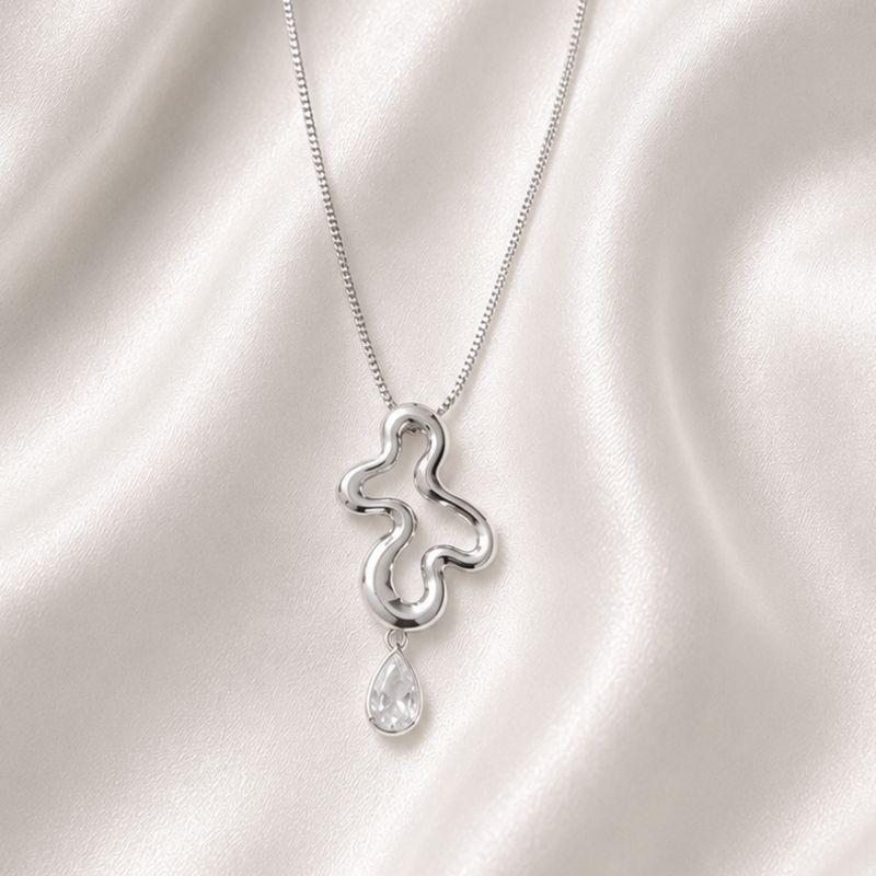 COLAR PINGENTE CURVAS COM GOTA