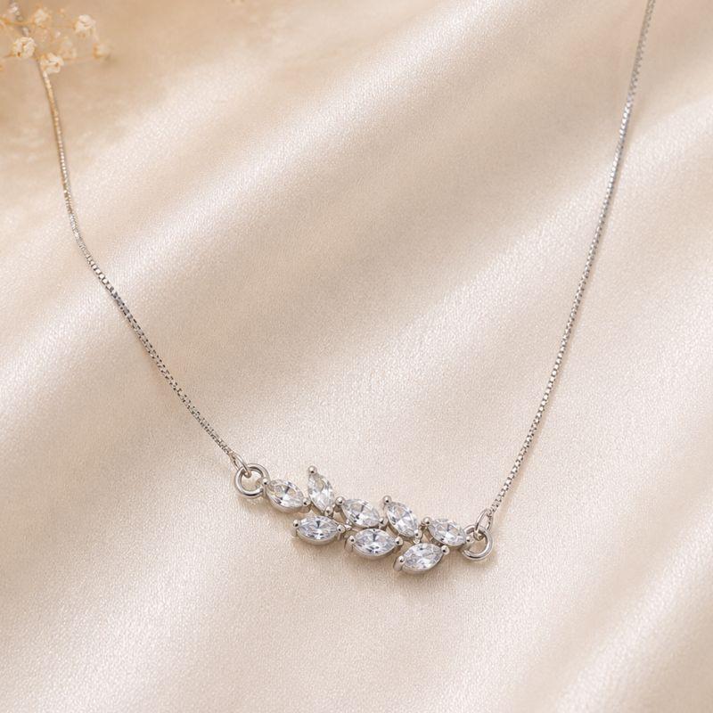 COLAR FOLHAS DE ZIRCONIA