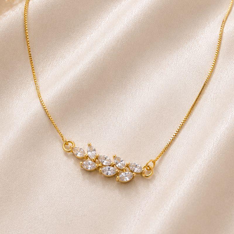 COLAR FOLHAS DE ZIRCONIA